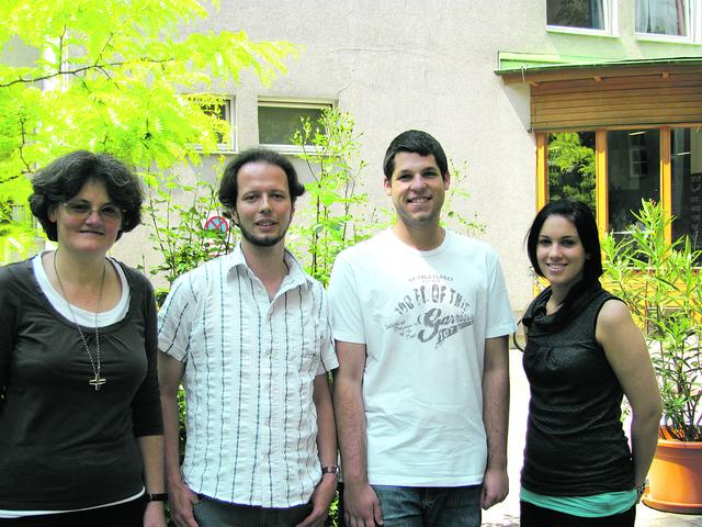 Kompetente Helfer. Sr Silvia Bereczki (links) betreut Studierende, die sich engagieren wollen.