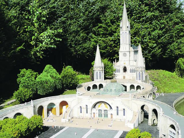 Basilika von Lourdes. Die Marienerscheinungen hier sind als Privatoffenbarungen anerkannt.