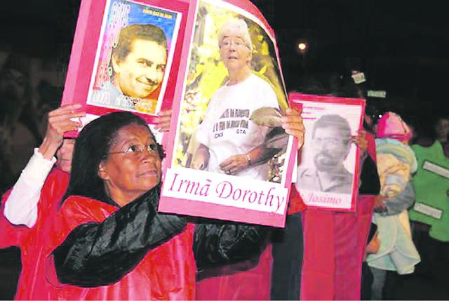 Trauer um Dorothy Stang, einer
Märtyrerin für menschenwürdiges Leben der Armen. Sie wurde 2005 ermordet.