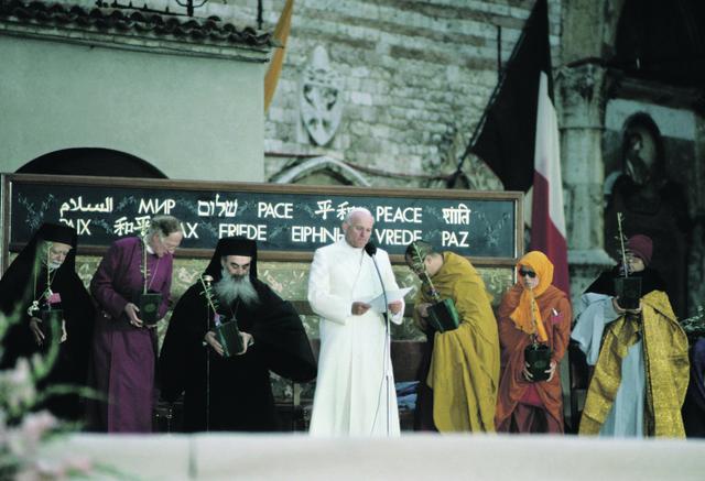 Johannes Paul II. beim Friedensgebet in Assisi.