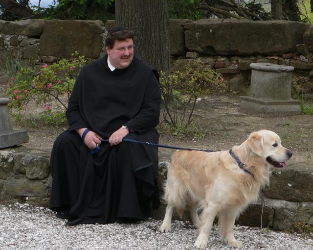 P. Egon mit seinem Hund "Emil" bei einem Ausflug nach Italien