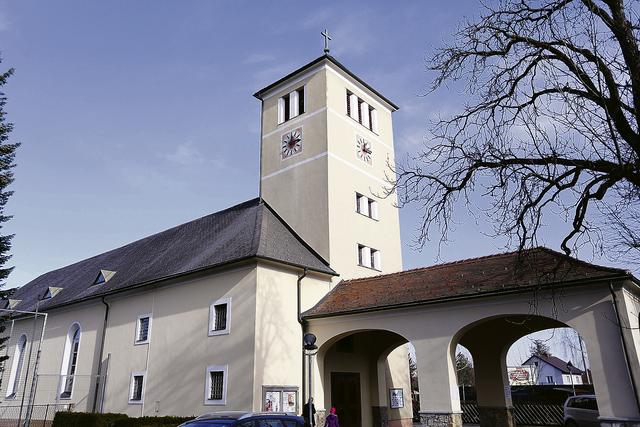 „Salesianer-Himmel“ mit Don Bosco und Maria (links). Darunter trat bei einer Langen Nacht der Kirchen Stefanie Werger auf. Rechts die Kirche der Pfarre mit dem Markenzeichen Kinder und Jugend.