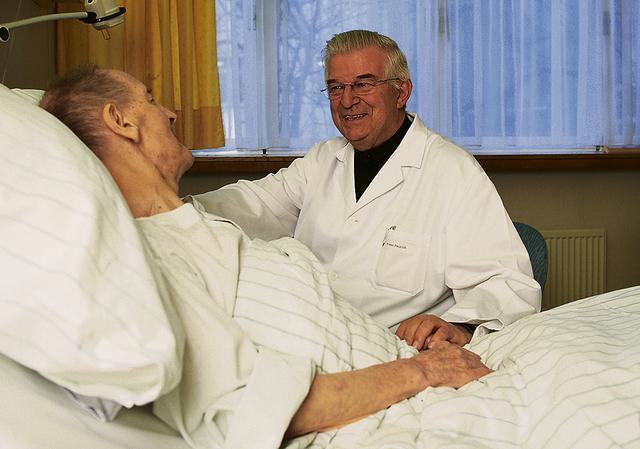 Die menschliche Zuwendung steht für Fr. Paulus Kohler an erster Stelle. | Foto: Barmherzige Brüder