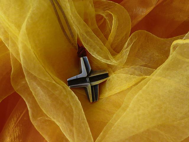 Erkannt werden die Helferinnen auf der ganzen Welt an diesem Kreuz, das von einem Künstler in Ruanda entworfen wurde. Sie tragen kein einheitliches Ordenskleid.