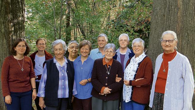 Im Garten der Grazer Helferinnen (von links nach rechts): Sr. Kati, Sr. Regina, Sr. Brigitta, Sr. Karla, Sr. Dorothea, Sr. Martha, Sr. Monika, Sr. Carla, Sr. Erni, Sr. Katharina.