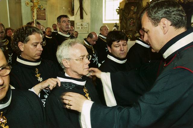 In der „Kukulle“,  der Ordenstracht der Männer, wurde Martin Auer 2004 in den Malteser-Ritter-Orden aufgenommen. | Foto:  SMRO