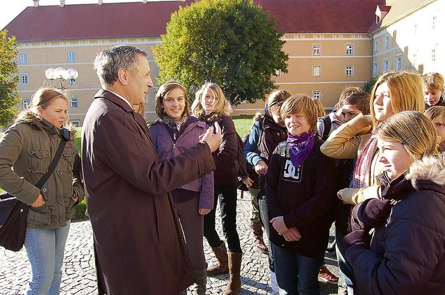 Fördern und wachsen lassen: So führt Stiftsvorsteher Gerhard Rechberger – hier mit Jugendlichen – als Oberer die Gemeinschaft.