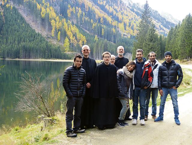 An den Ingeringsee nahmen die Mönche ihre fünf jungen Flüchtlinge zum Ausflug mit. Ordensvater Benedikt pries Gastfreundschaft. | Foto: Picasa