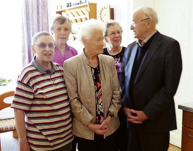 Den 90. Geburtstag von Hilde Hochrießer haben die Grazer Frohbotinnen 2015 mit lieben Gästen gefeiert. V. l.: Edith Lencek, Franziska Stachl, die Jubilarin, ein Gast, Bischof Weber.