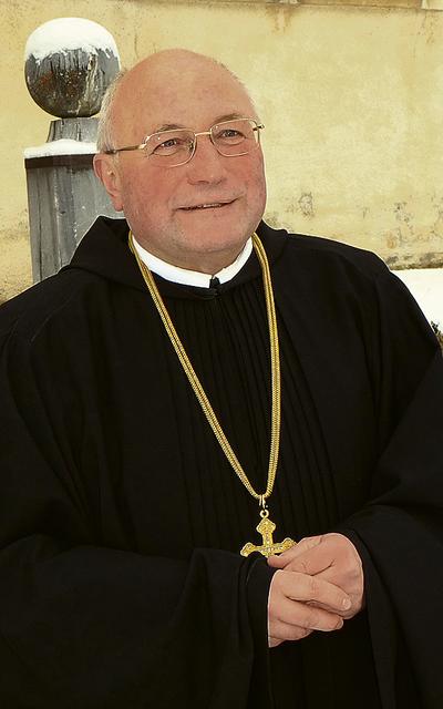 Viermal Beten am Tag gibt den Benediktinern in der Abtei (im kleinen Bild Abt Benedikt Plank) eine Ordnung – so wie der Stiftsgarten „ordentlich“ anmutet.