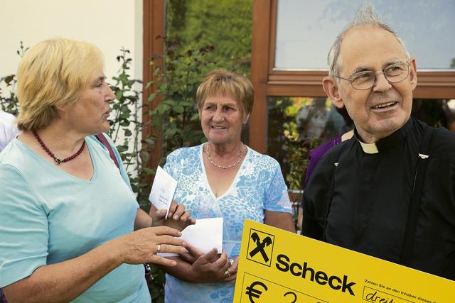 Scheckübergabe. Ein Bild für das Lebenswerk Wolfgang Puchers, die VinziWerke. | Foto: Neuhold