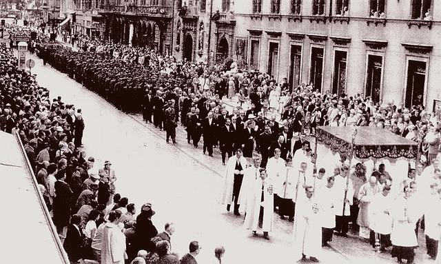 In der Tradition stehen. Fronleichnamsprozession 1961 in Graz.