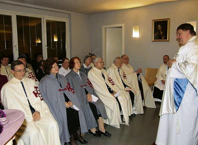 Messfeier im Haus der Begegnung. Geistliche Begleitung (Pater Homann, rechts) stärkt.
