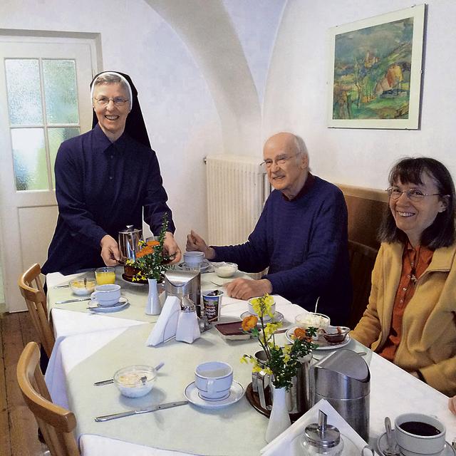 Stärkung auf dem Weg. Sr. Marianne Graf mit Pilgern im Marienheim in Mariazell.