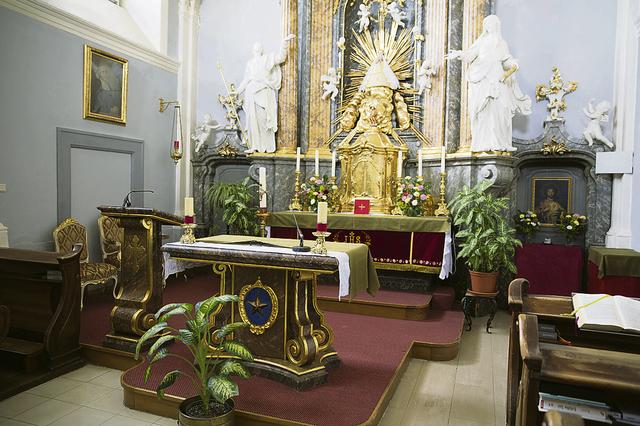 In der Schlosskapelle mit einer Kopie des Mariazeller Gnadenbildes beten die Brüder, sie bildet aber auch ein Herz für die Umgebung. | Foto: Gerd Neuhold, Sonntagsblatt
