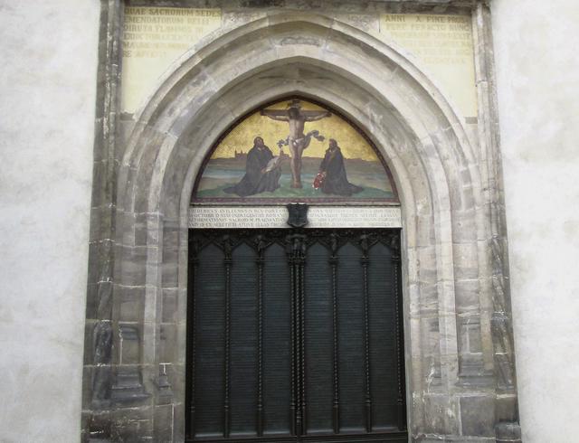 An die „Thesentür“ der Schlosskirche Wittenberg soll Martin Luther am 31. Oktober 1517 seine 95 Thesen angeschlagen haben. | Foto: CC4.0/Avishai Teicher