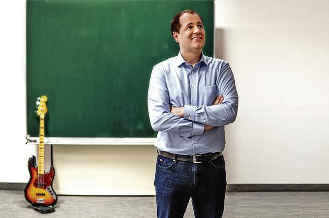 Als Lehrer fordert Stefan Haider in seinem Kabarett ein „Freifach: Herzensbildung“. Fotos Schramm, Ehn
