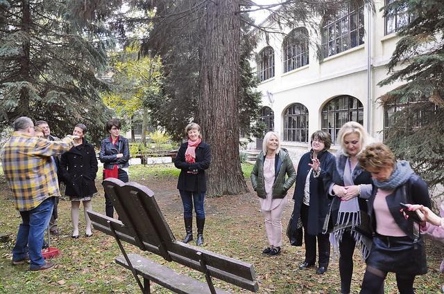 Maturatreffen. Im alten Piaristengymnasium in Nagykanizsa trifft Erika Sammer-Ernszt (in der Mitte) ihre Schülerinnen von früher.