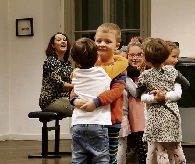 Musik überwindet Grenzen – auch im Kinderchor zeigt sich, wie sehr das Miteinander-Singen ein verbindendes Element über alle sprachlichen Barrieren hinweg sein kann.