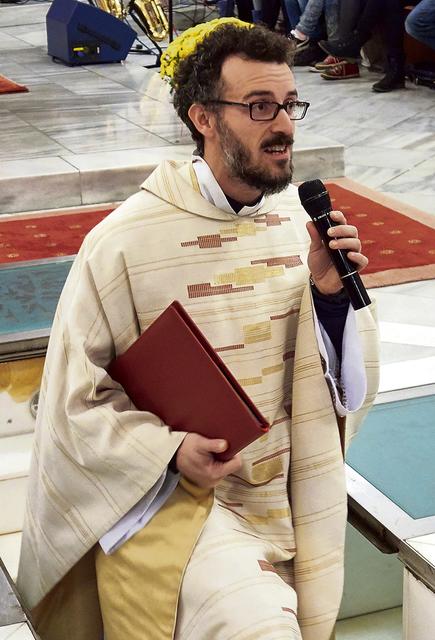 Auf die Menschen zugehen. Predigt beim Jugendgottesdienst. Typisch für Kaplan Giovanni: Mit Mikrofon geht er dabei im Kirchenraum umher.