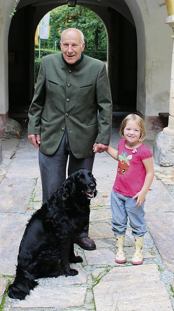 Achtfacher Großvater. Franz Liechtenstein mit Enkelin Pauline und Hündin Virgola im Hof von Schloss Frauenthal.