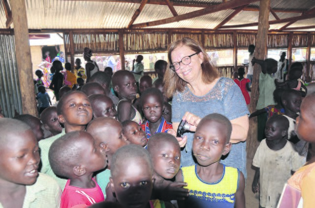 860.000 Kinder leiden im Südsudan an Unterernährung. Das Hilfswerk Sr. Emmanuelle, im Bild Sprecherin Waltraud Liebich aus Graz-Ragnitz mit Kindern, unterstützt Hilfsprojekte.  | Foto: Rauscher, Caritas