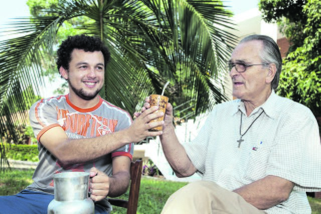 In San Rafel/Asuncion, Paraguay, pflegt P. Joaquin Kluczka, SVD., den Gedankenaustausch mit einem Seminaristen beim Mate-Tee.  | Foto: Zerche