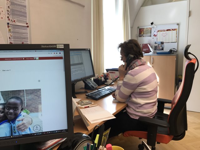 Ingrid Hohl bei den Vorbereitungen