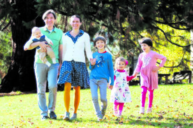 Veronika Rella mit ihrem Mann und den vier Kindern | Foto: privat