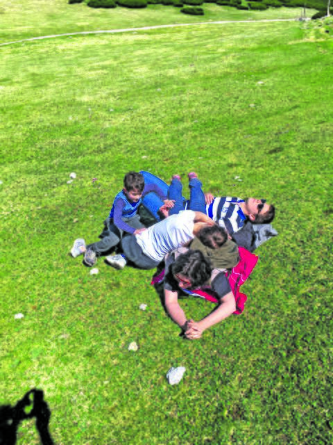 Familie Percic unbekümmert im Garten