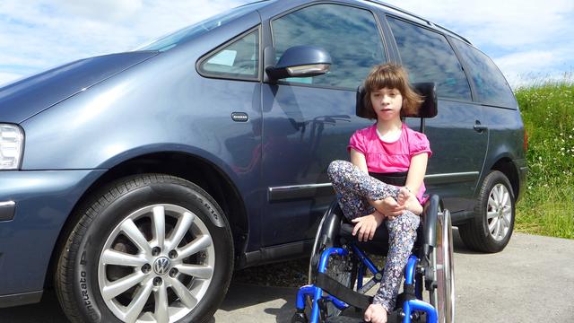 Lilys Eltern brauchten dringend ein Fahrzeug, um mit ihrer Tochter regelmäßig ins Krankenhaus fahren zu können. Hans Eidenhammer half spontan!