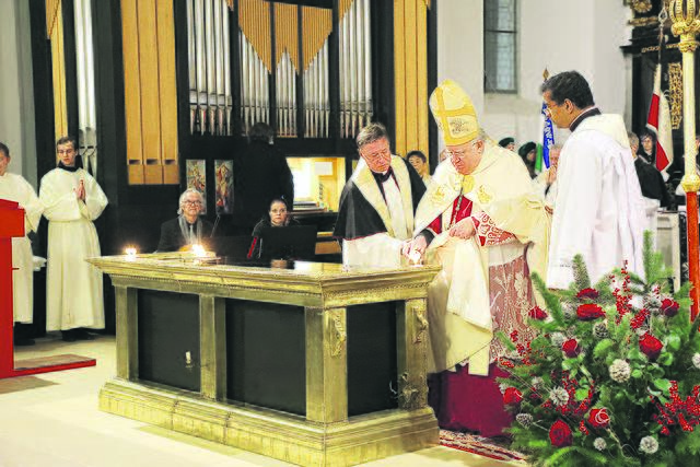 Altarweihe in St. Xaver mit dem Apostolischen Nuntius. Der Altar war nach der Neugestaltung nur gesegnet worden. Jetzt beherbergt er auch Reliquien des hl. Franz Xaver.