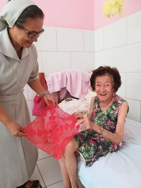 Stolz auf ihre Handarbeit ist eine Bewohnerin des Abrigo – ein Altersheim der anderen Art. Dort werden von den Barmherzigen Schwestern ältere Menschen ab 60 betreut, die entweder keine Familie mehr haben oder sonst auf der Straße leben würden. Wer eine hat, gibt seine Pension, aber ohne Geld- und Lebensmittelspenden wäre es nicht möglich, die Menschen aufzunehmen. Sie sind rund um die Uhr betreut, bekommen Essen, Kleidung, Medikamente und Therapien. | Foto: Fritzl