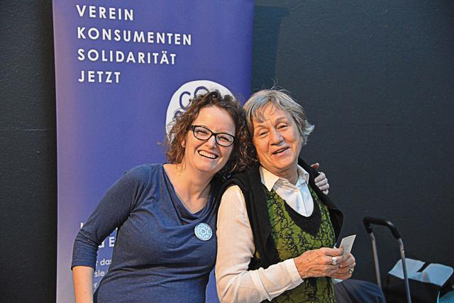 Mitglieder des Vereines „Konsumenten-Solidarität Jetzt“ an ihrem Infostand | Foto: Katholische Kirche Vorarlberg / Patricia Begle