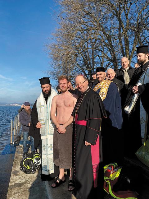 Der mutige Schwimmer mit den Geistlichen.  | Foto: Katholische Kirche Vorarlberg