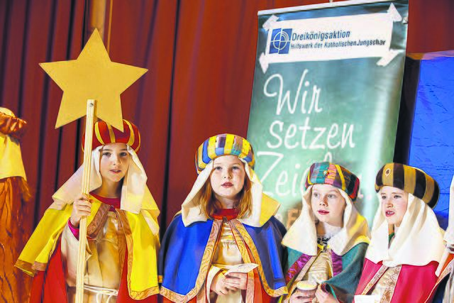Die Sternsinger der Gastgeberpfarre Gleinstätten hatten in ihren prachtvollen Gewändern einen großen Auftritt vor 600 Kindern beim heurigen Sternsingertreffen in Pistorf.