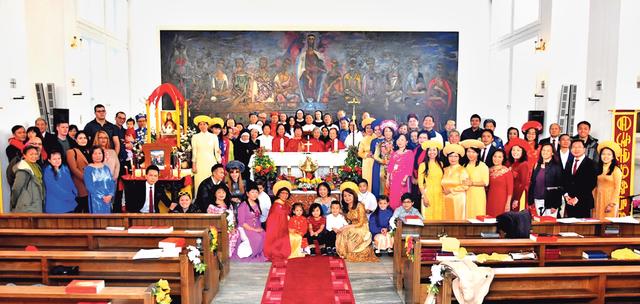 Bunt und vielfältig: die vietnamesische Gemeinde nach der Festmesse | Foto: Christopher Erben