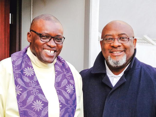 Engagiert: Father John Njenga Nganga, Pfarrgemeinderat Christopher Ibegbu | Foto: Christopher Erben