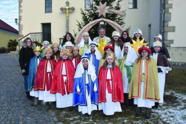Der Pfarrer von Echsenbach, Pfarrer Ryszard Chycki, war erfreut vom tollen Engagement der Heiligen Drei Könige. | Foto: Foto: zVg