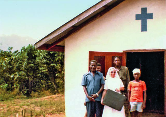 Sr. Johanna mit der Familie eines Katechisten nach einem Wortgottesdienst im Mai 1989. | Foto: Foto: Sr. Johanna Datzreiter