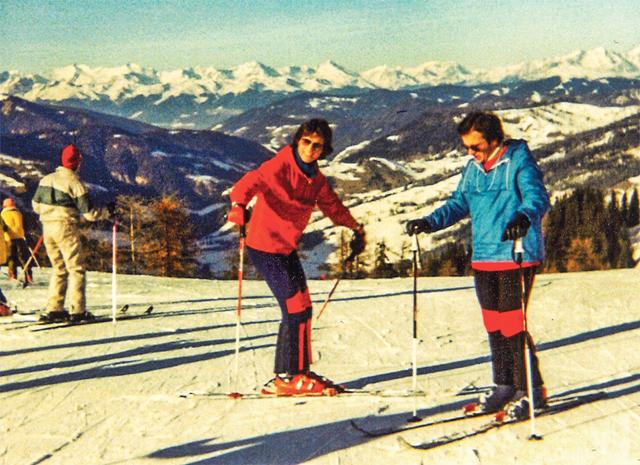 Der junge Priesterseminarist Toni Faber: In den 1980-er Jahren als Ski-Lehrer (in roter Jacke) während der Ferien auf den Pisten unterwegs. | Foto: Privat