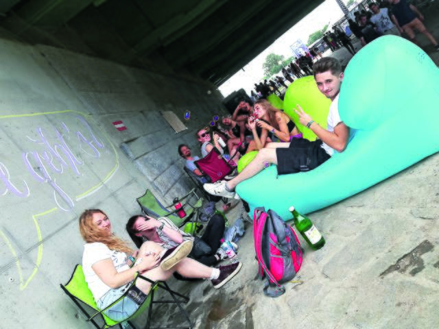 Beim Frequency-Festival wurde 2019 zum zweiten Mal von ehren- und hauptamtlichen Mitarbeiterinnen und Mitarbeitern der Pastoralen Dienste unter dem Motto „Erzähl mir was, ich hör dir zu“ Festivalseelsorge angeboten.  | Foto: zVg