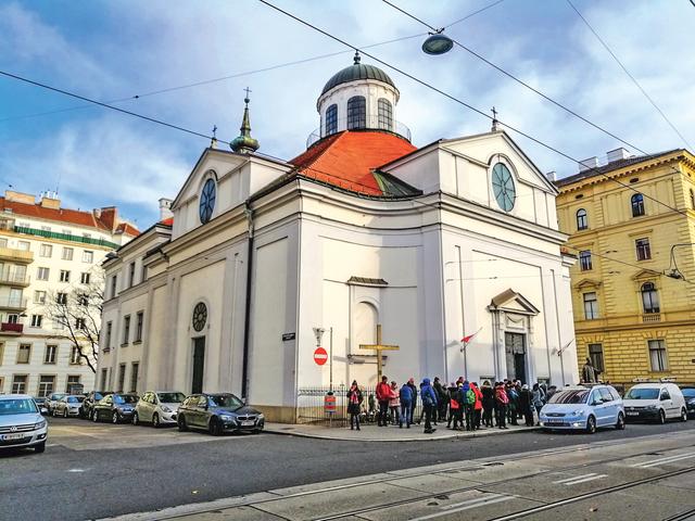 Gardekirche am Rennweg: Jede Woche feiern an die 2.500 Gläubige hier die Messen mit. | Foto: Christopher Erben