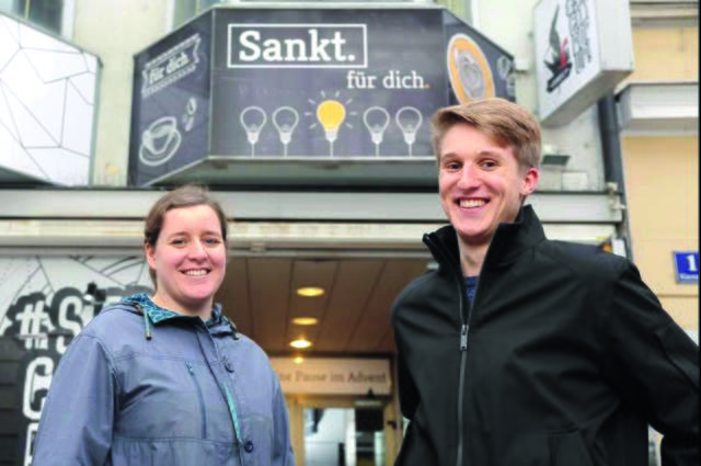 Magdalena Ganster und Peter Kittel betreuten die Pop-up-Kirche durch den ganzen Advent hindurch. | Foto: Wolfgang Zarl