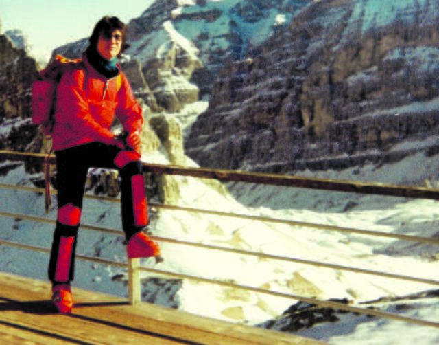 Der junge Priesterseminarist Toni Faber: In den 1980-er Jahren als Ski-Lehrer (in roter Jacke) während der Ferien auf den Pisten unterwegs. | Foto: Privat