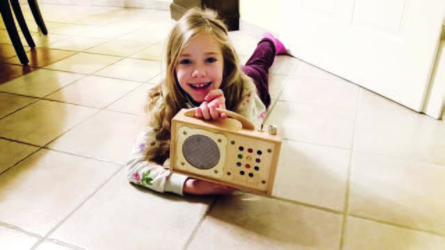 Anna Wiesmahr (8) aus Neidling freut sich über ihren Preis, den MP3-Player.