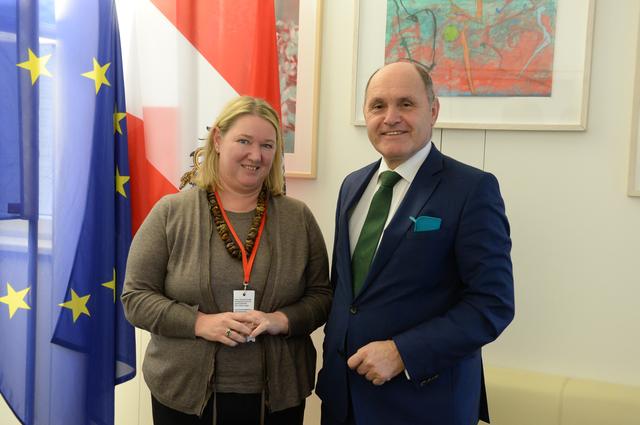 Nationalratspräsident Wolfgang Sobotka mit „Kirche bunt“-Chefredakteurin Sonja Planitzer.
Mit seiner Heimatdiözese St. Pölten ist der gebürtige Waidhofner eng verbunden, so unterstützt er u. a. als Obmann des Fördervereins für die Basilika Sonntagberg die Sanierung der Wallfahrtskirche.
