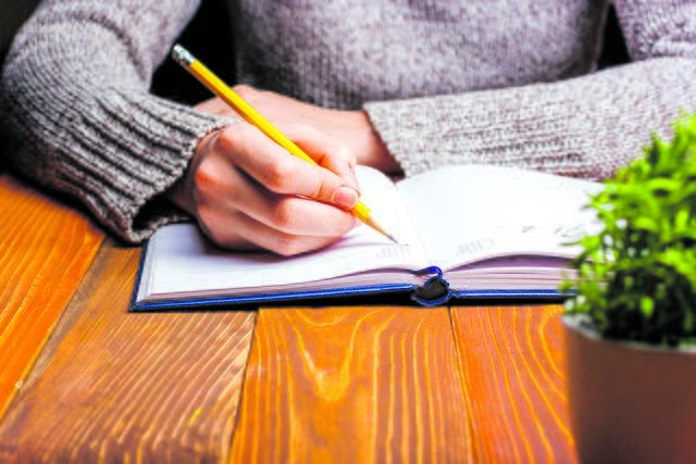 Beruhigende Abendrituale wie ein Tagebuch bzw. Tagesrückblick fördern die Nachtruhe. | Foto: iStock/Avosb