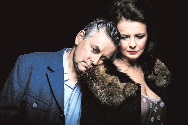 Johannes Silberschneider mit Ulli Maier im Theaterstück "Josef und Maria" von Peter Turrini im Theater in der Josefstadt.