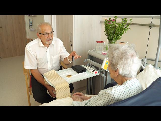 P. Engelbert Jestl besucht eine alte Dame, die sich erst vor kurzem einer schweren Operation unterziehen musste. | Foto: Claudia Schuler